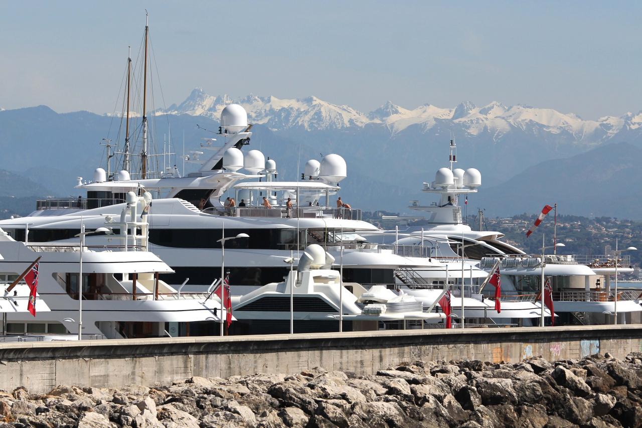 le quai des Milliardaires et ses nombreux yachts (19 places)