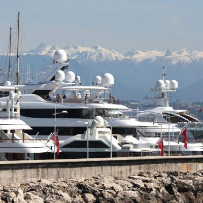 le quai des Milliardaires et ses nombreux yachts (19 places)