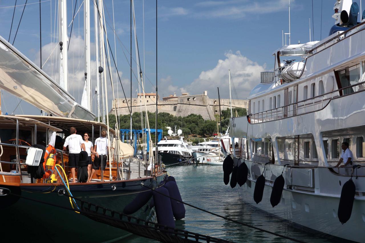 à quai, les yachts de luxe laissent leur place aux voiles d'Antibes