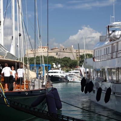 à quai, les yachts de luxe laissent leur place aux voiles d'Antibes