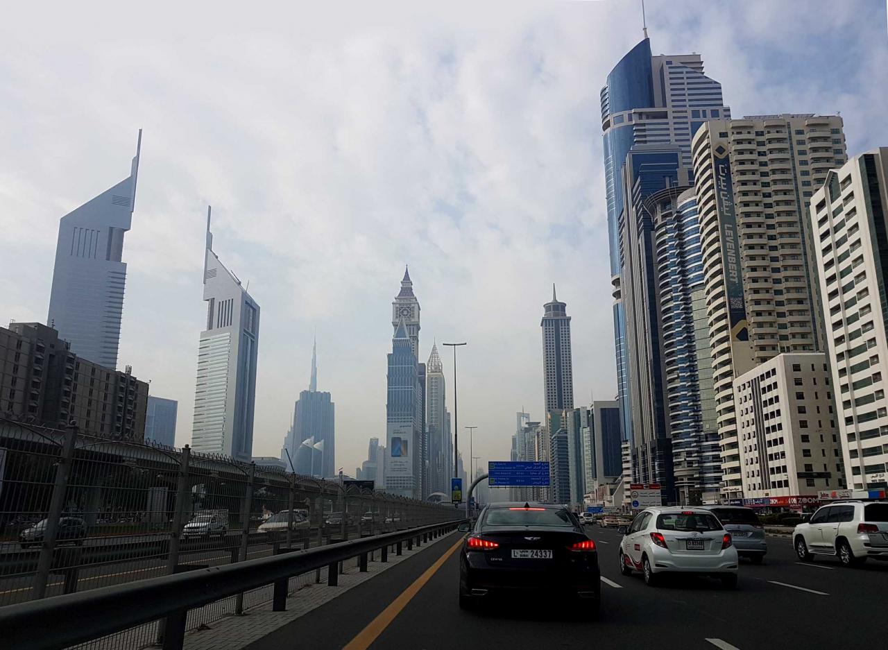 La Sheikh Zayed Road (2x6 voies) La plus longue artère de l'Emirat (55kms)