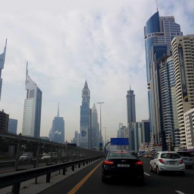 La Sheikh Zayed Road (2x6 voies) La plus longue artère de l'Emirat (55kms)