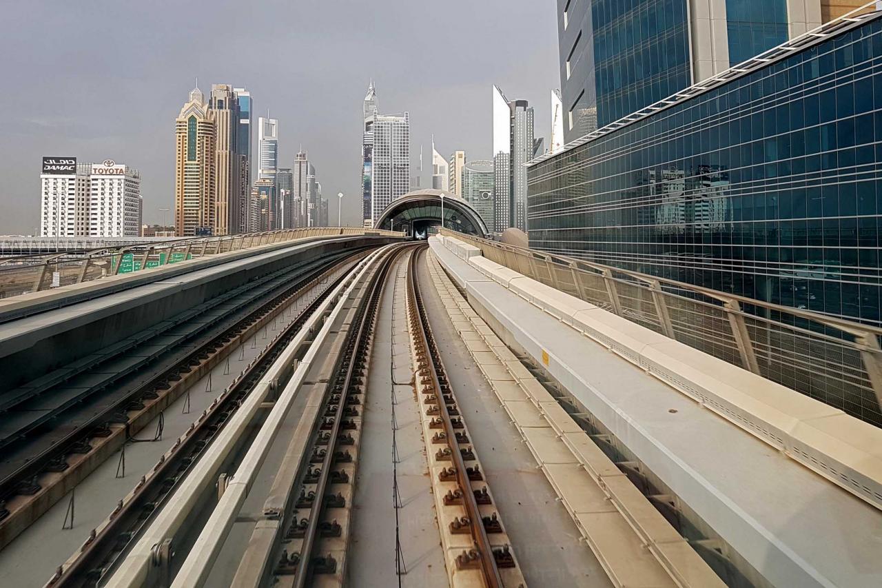 la ligne aérienne du métro pour accéder au Dubaï mall