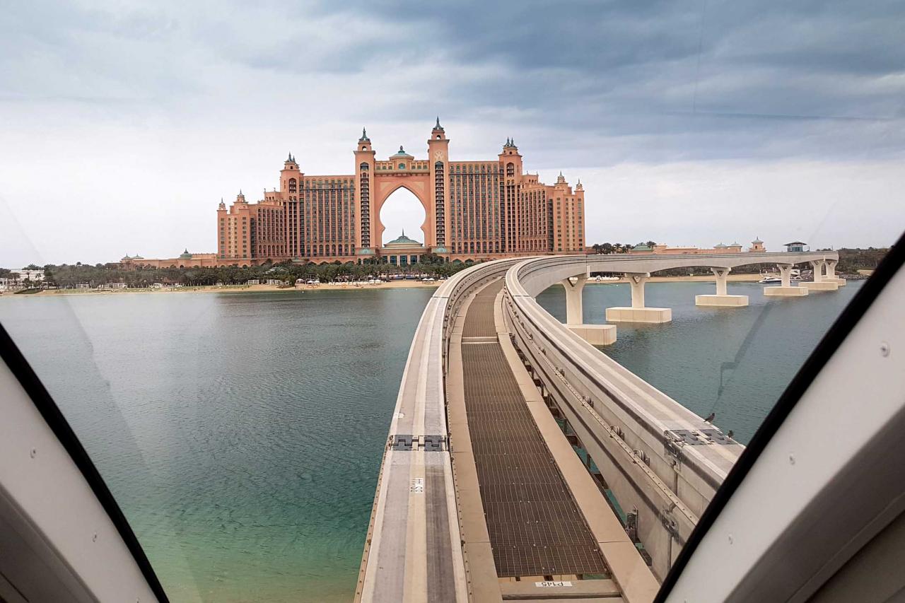 L'hôtel Atlantis vu du monorail mais vitres teintées !