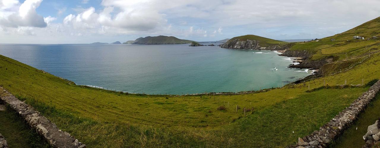  effets de lumière et de contraste entre la mer turquoise et le ciel gris