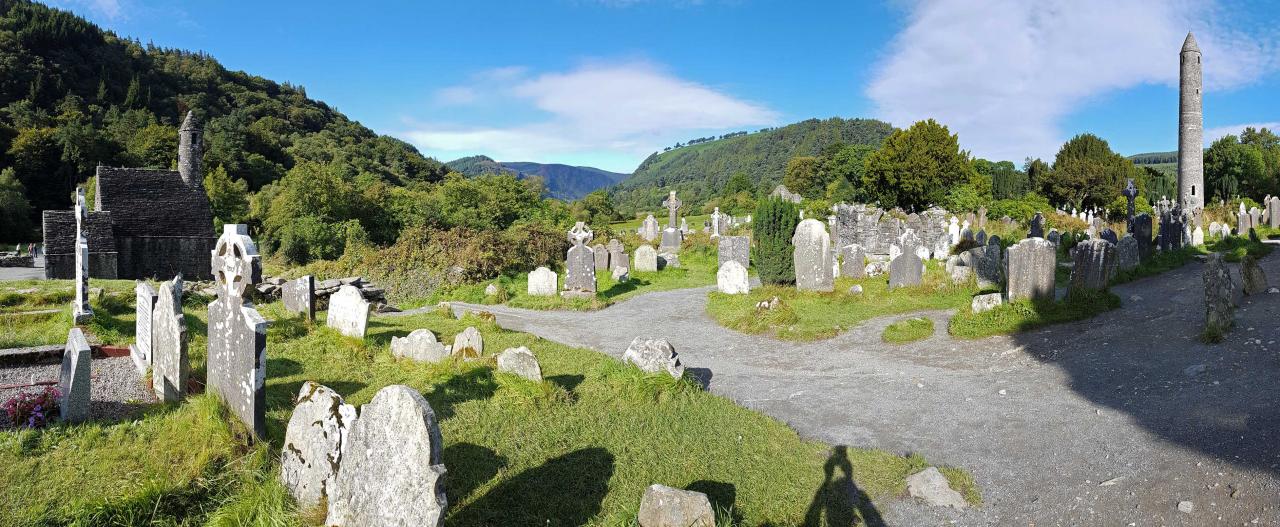 vestiges de chapelles, de tombes et croix celtique et une tour ronde