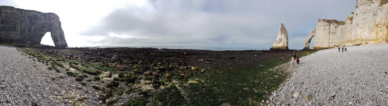 A marée basse malgré l'interdiction on peut ainsi accéder au pied des falaises