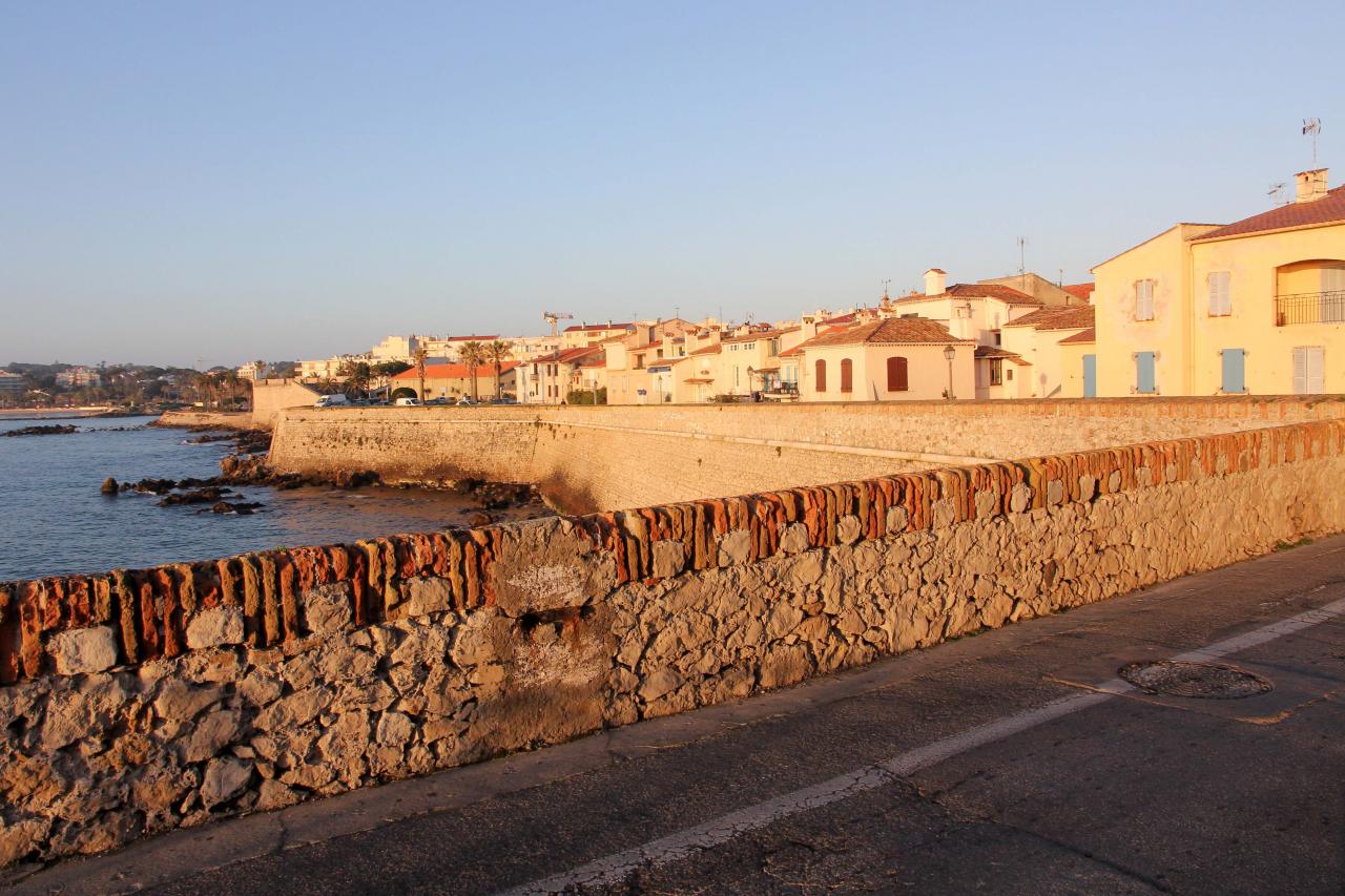 Les remparts au lever du soleil un matin d'avril à 6h20