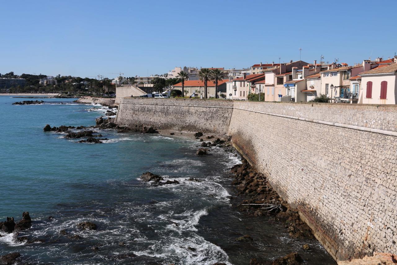 Les remparts entourant la vieille ville