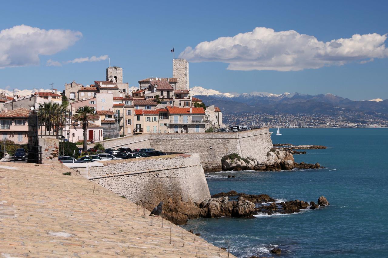 La vue d'Antibes et des remparts au dessus du musée archéologique