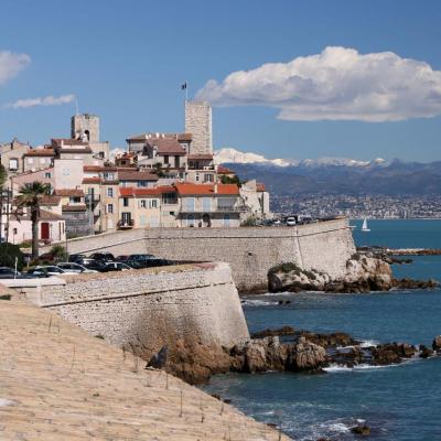 La vue d'Antibes et des remparts au dessus du musée archéologique