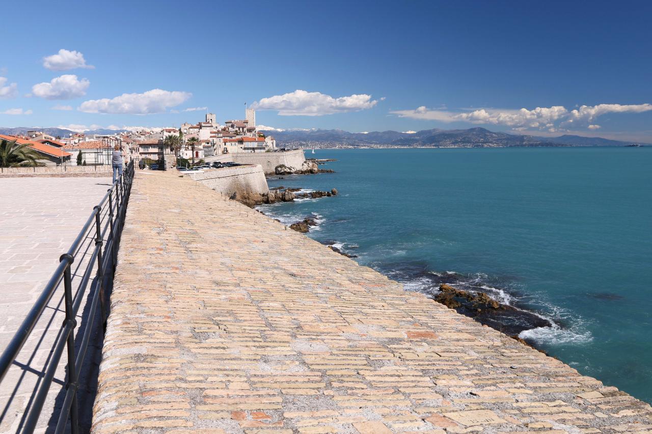 La vue d'Antibes et des remparts au dessus du musée archéologique