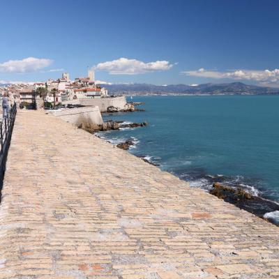 La vue d'Antibes et des remparts au dessus du musée archéologique