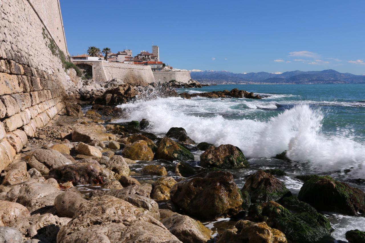 Les remparts et la mer bleu azur