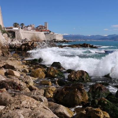 Les remparts et la mer bleu azur