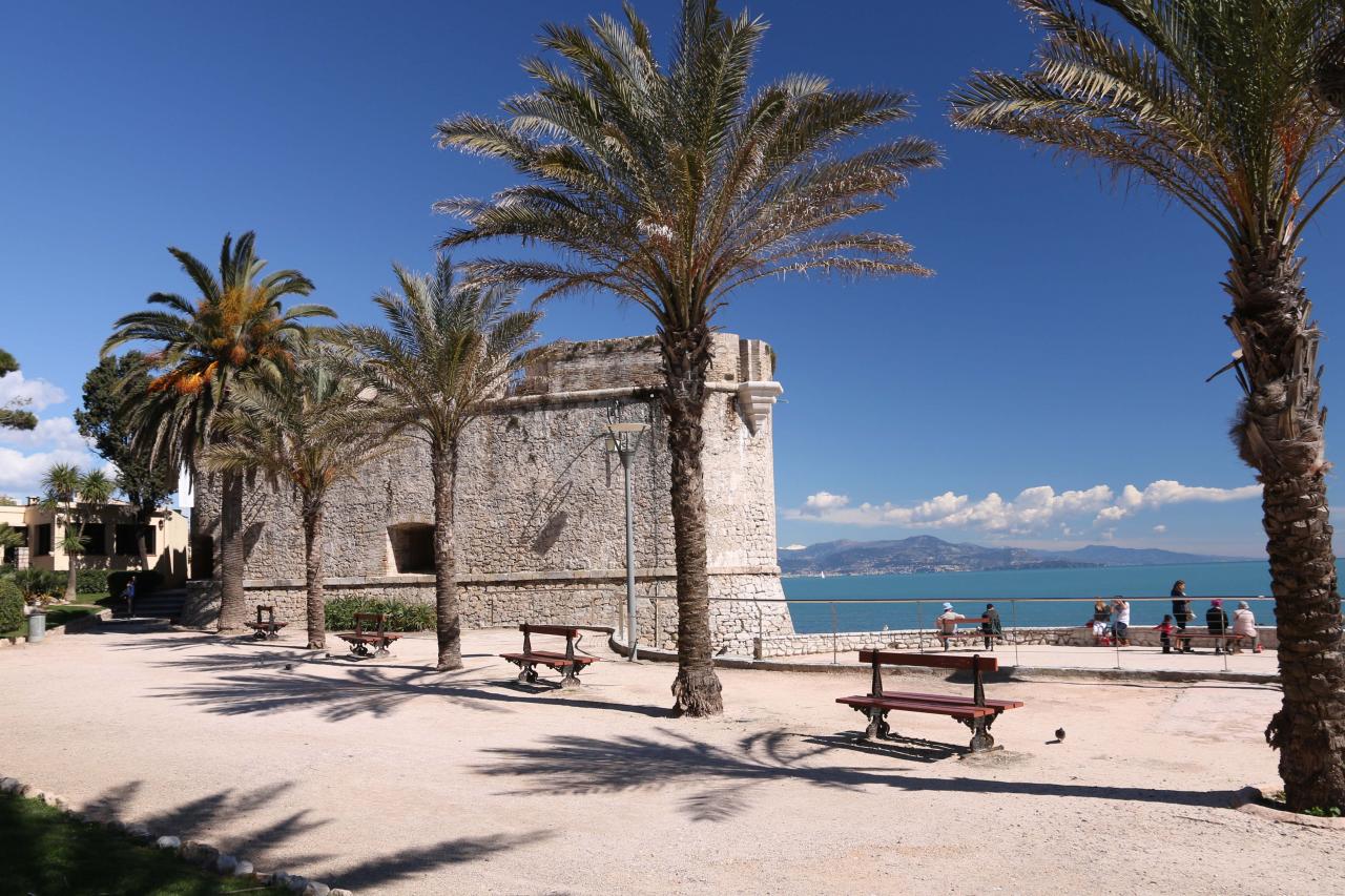 Le Bastion au début des remparts