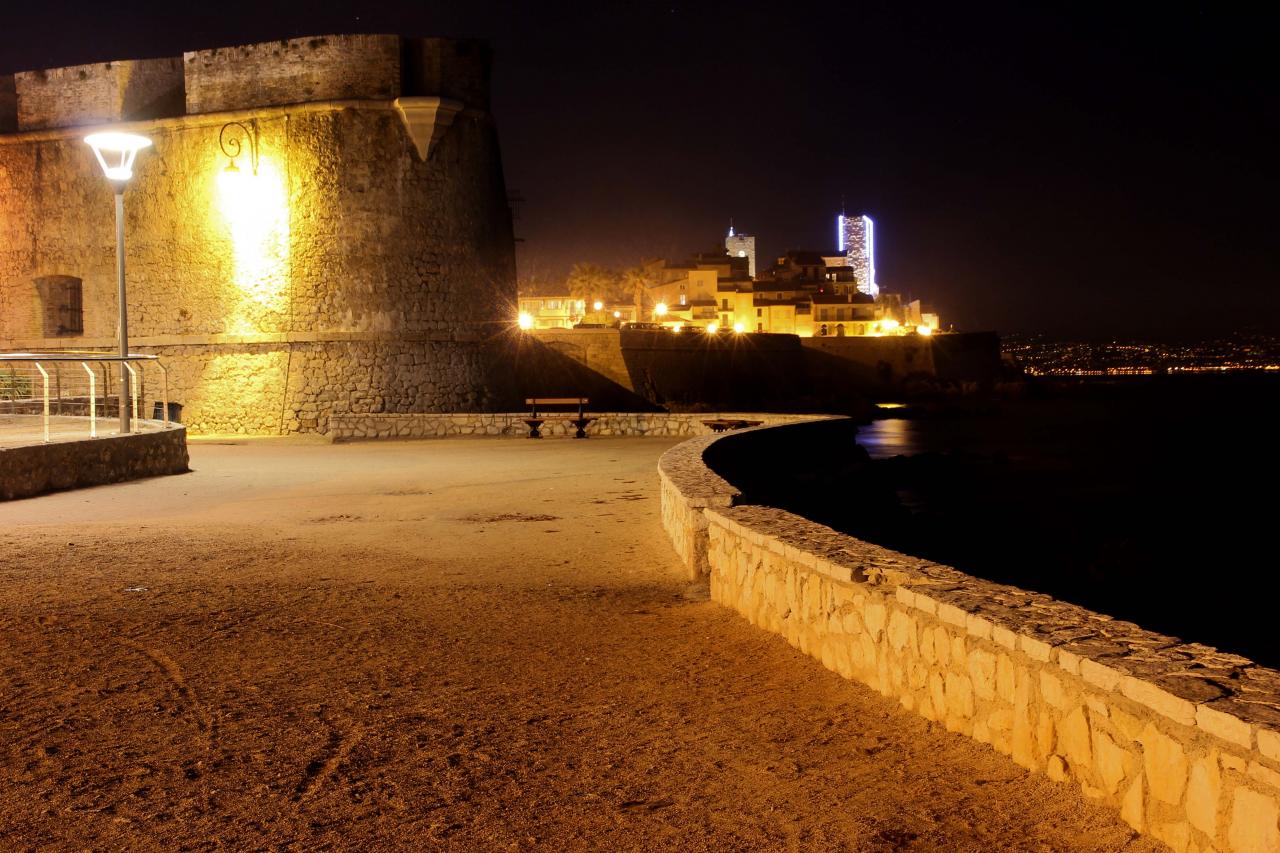 Antibes et ses remparts de nuit