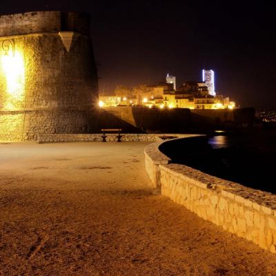 Antibes et ses remparts de nuit