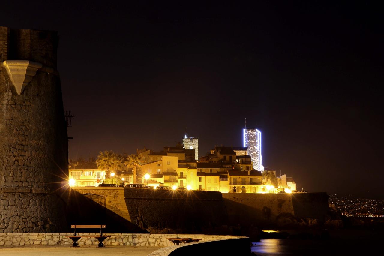 Antibes et ses remparts de nuit