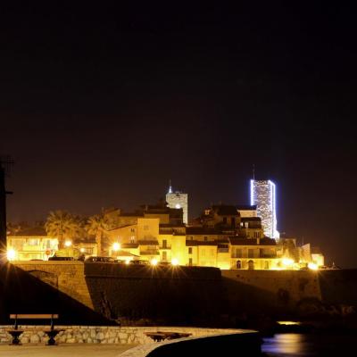 Antibes et ses remparts de nuit