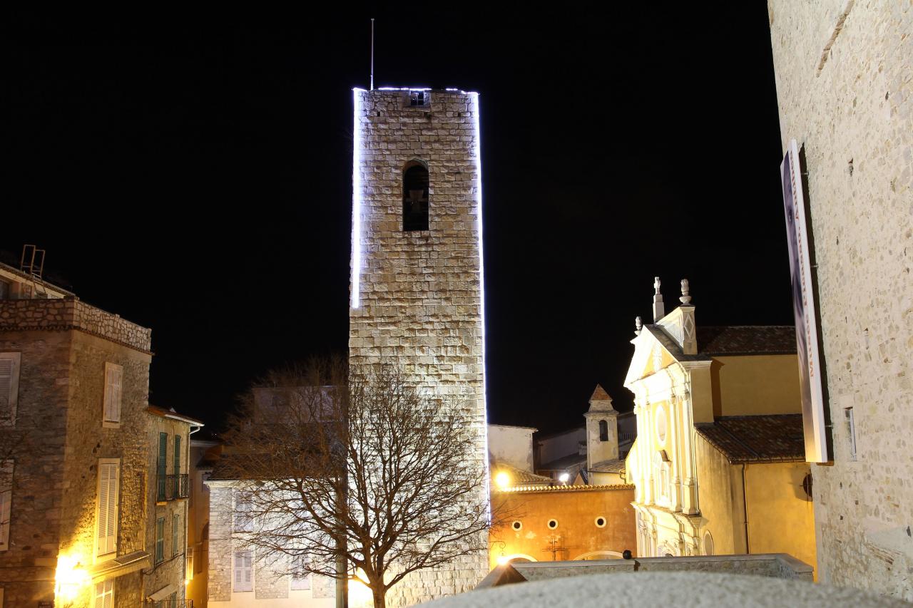 Antibes et ses remparts de nuit