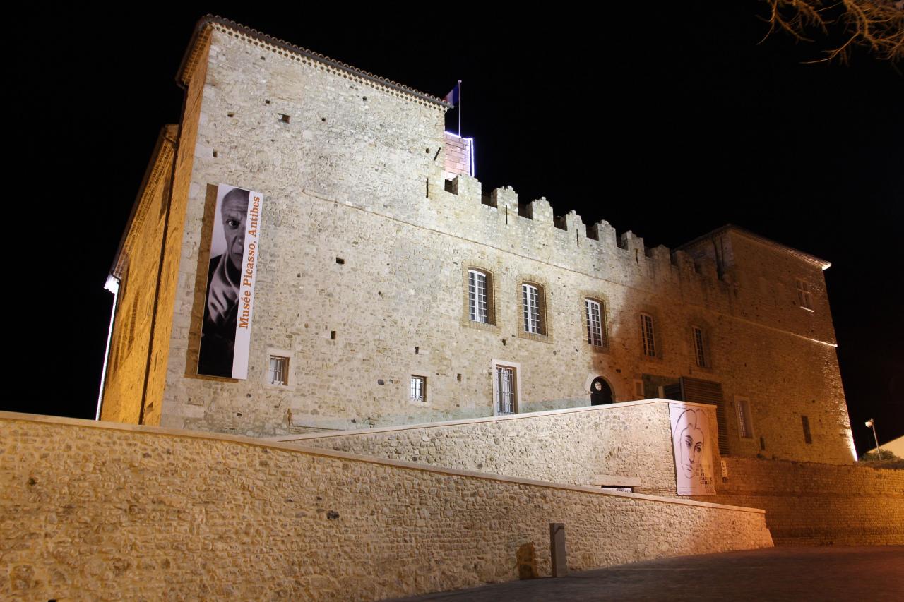 Antibes et ses remparts de nuit