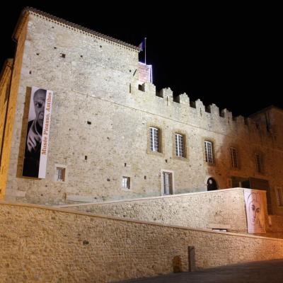 Antibes et ses remparts de nuit