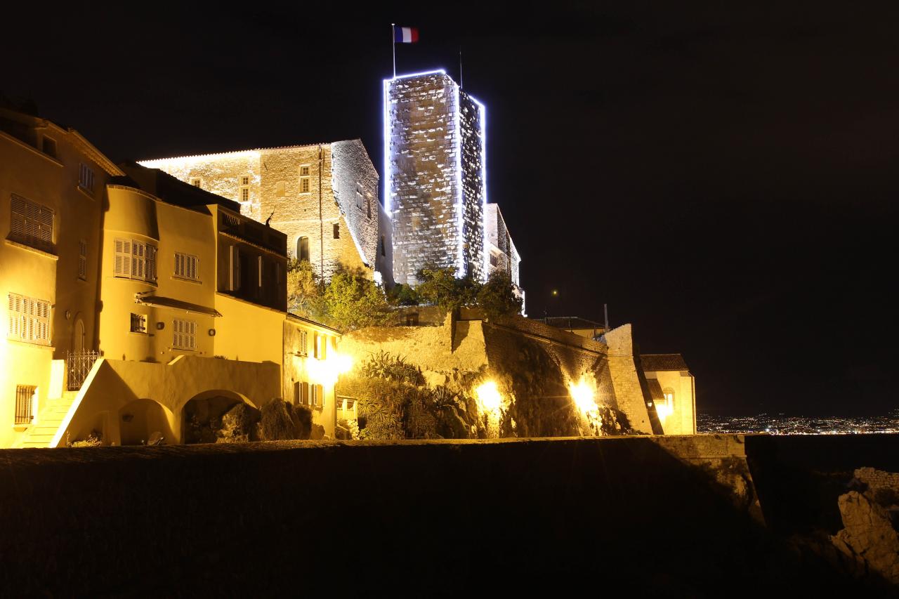 Antibes et ses remparts de nuit