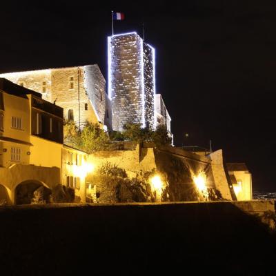 Antibes et ses remparts de nuit