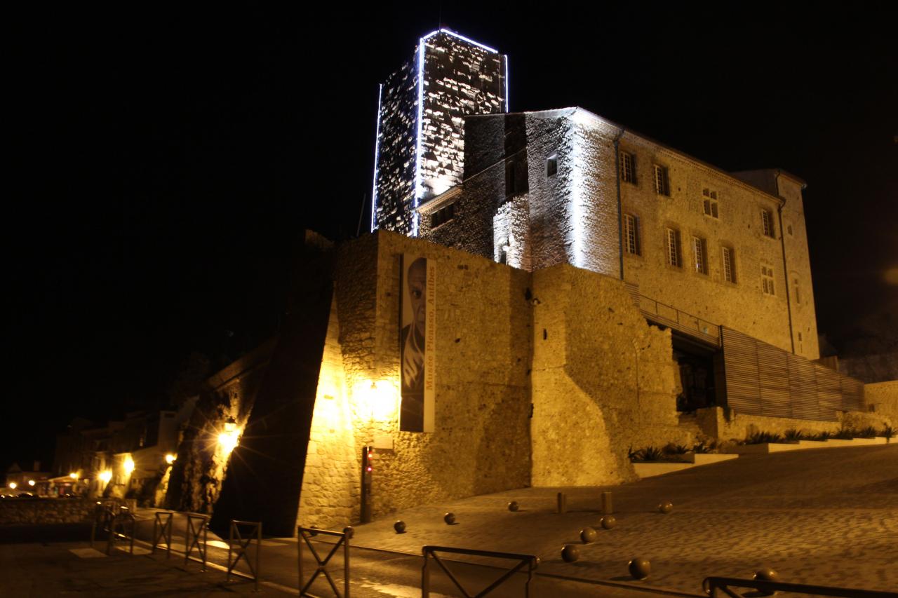 Antibes et ses remparts de nuit