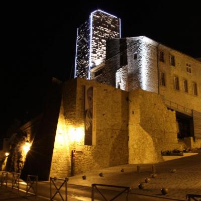 Antibes et ses remparts de nuit