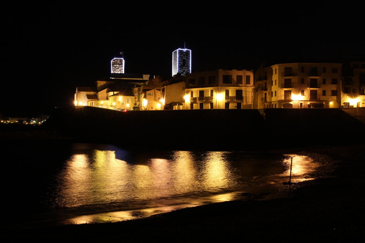 Antibes et ses remparts de nuit