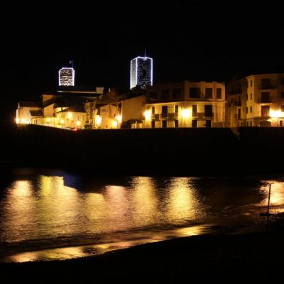 Antibes et ses remparts de nuit