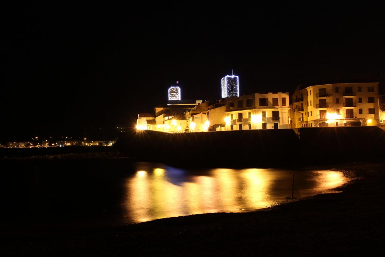 Antibes et ses remparts de nuit