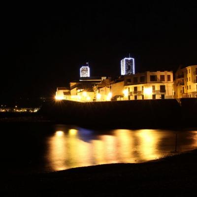 Antibes et ses remparts de nuit