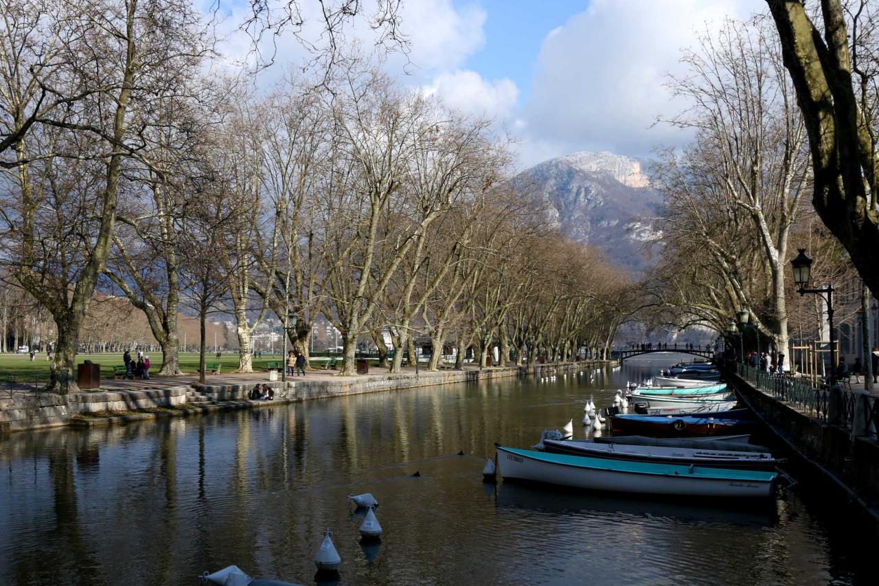 Le canal du Vassé  avec le Pont des Amours au fond