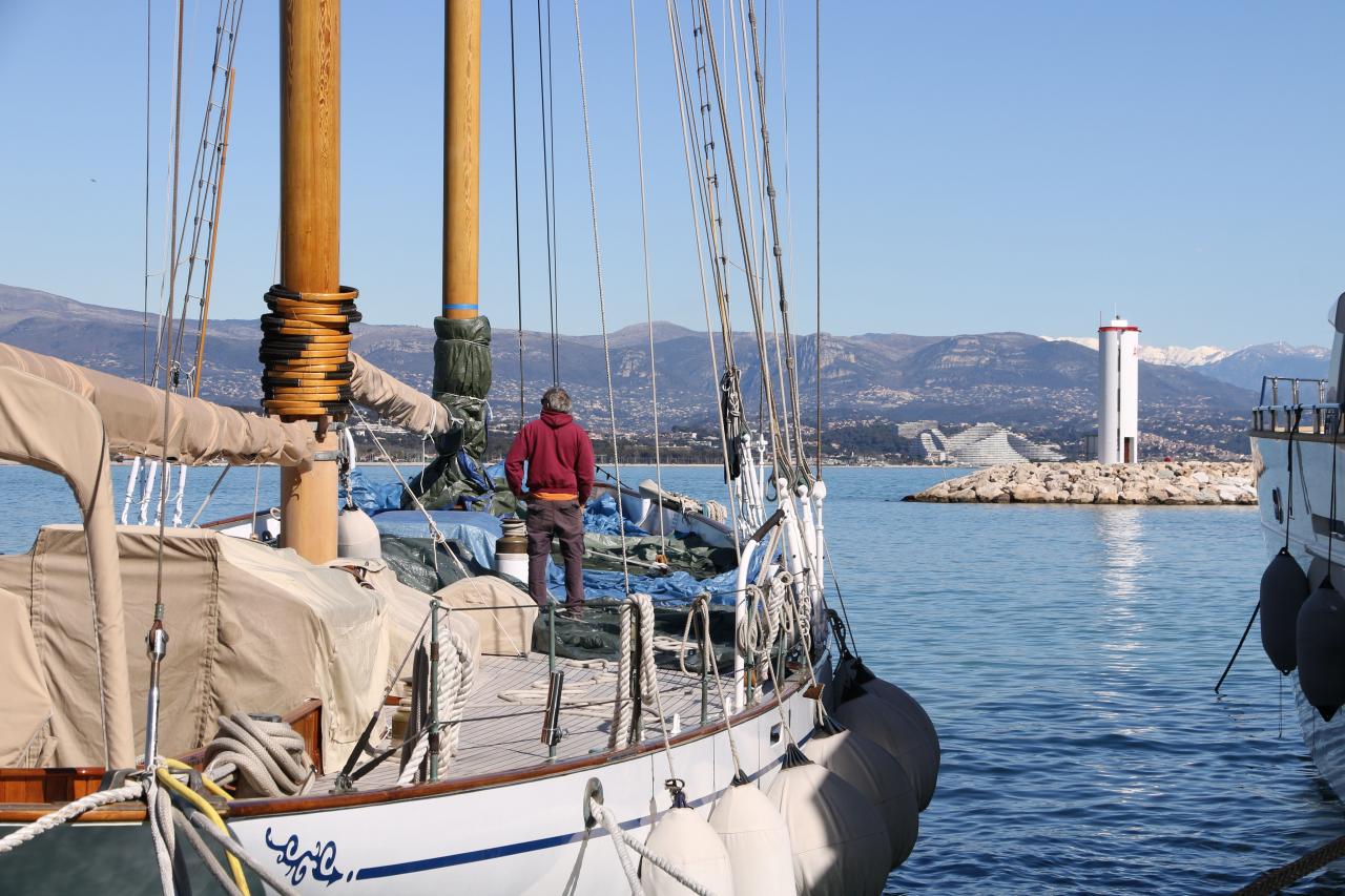 Port Vauban, son entrée et la vue magnifique sur les Alpes du sud