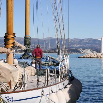 Port Vauban, son entrée et la vue magnifique sur les Alpes du sud