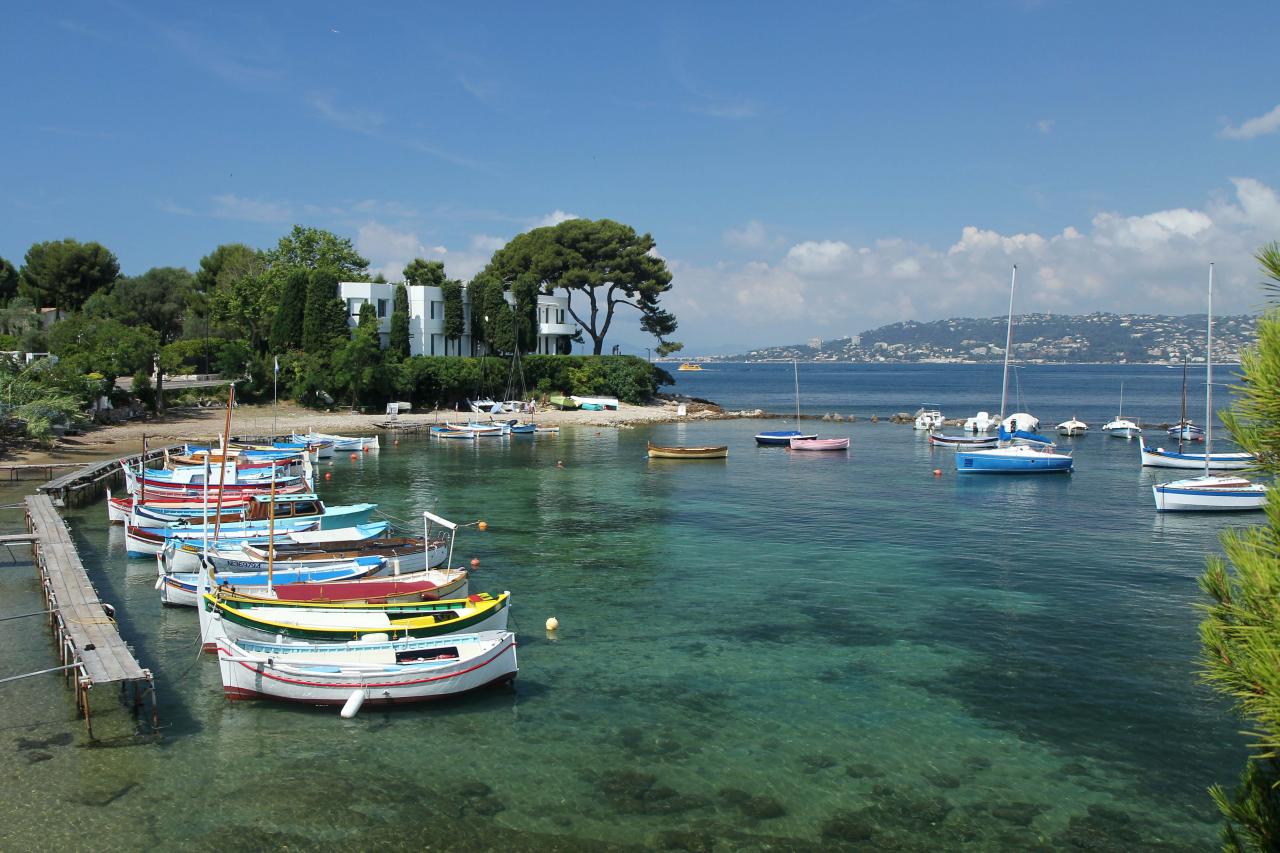 Au pied de la Villa Ajourd'hui du Cap d'Antibes, le port de l'Olivette