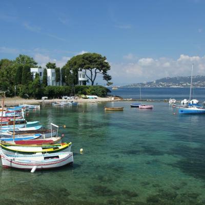 Au pied de la Villa Ajourd'hui du Cap d'Antibes, le port de l'Olivette