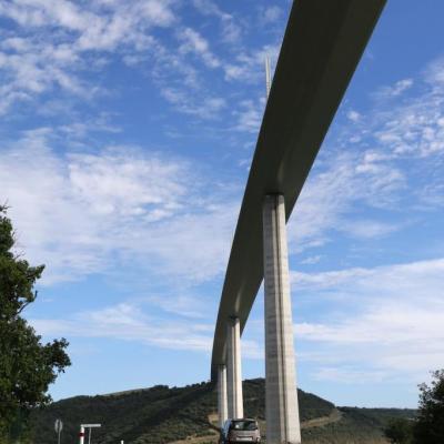 Un tablier, 7 pylônes d'acier et 85000 m3 de béton armé ...