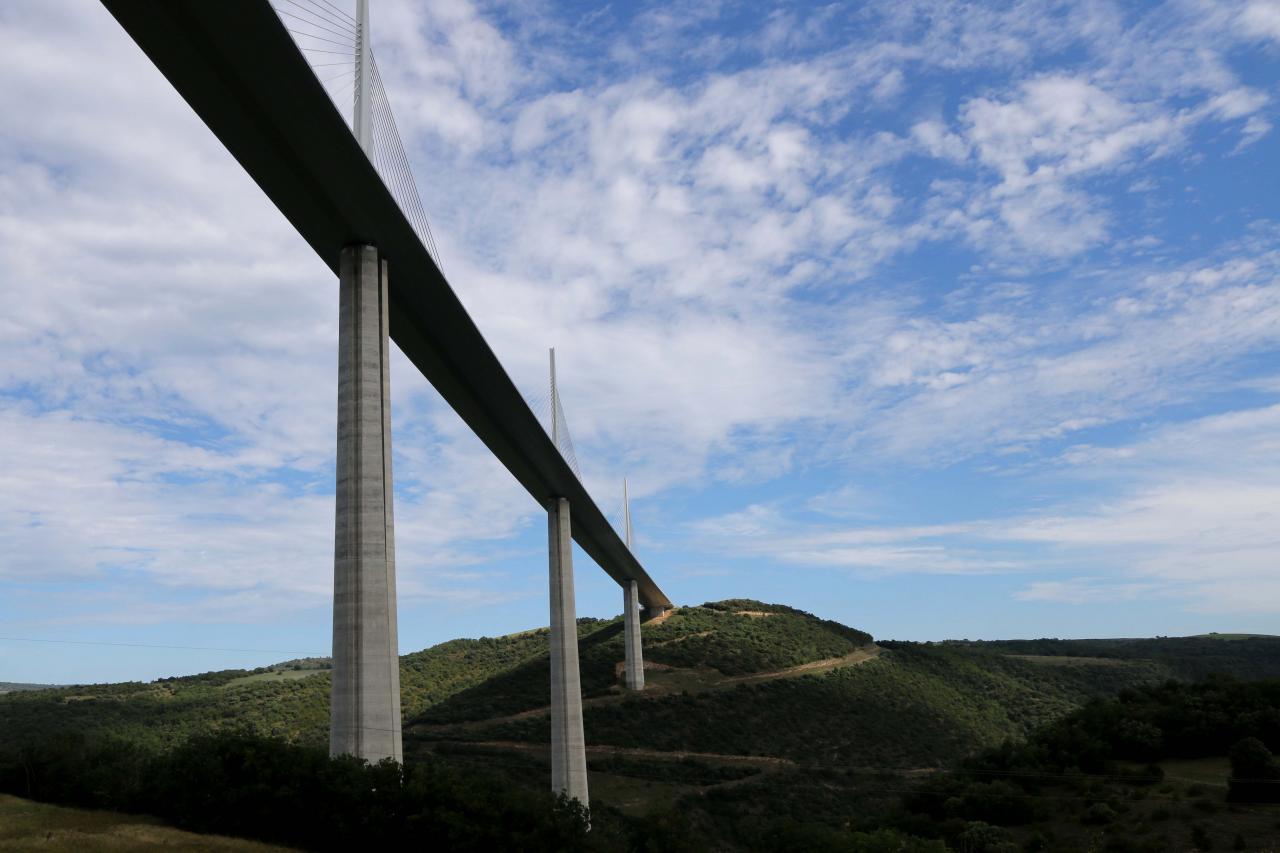 Un tablier, 7 pylônes d'acier et 85000 m3 de béton armé ...