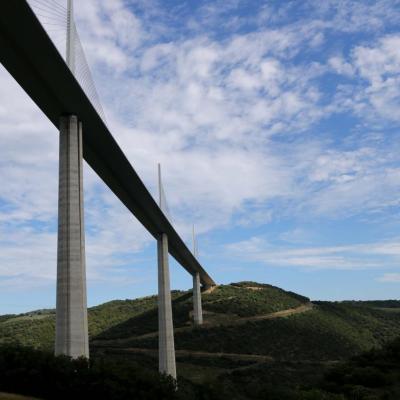 Un tablier, 7 pylônes d'acier et 85000 m3 de béton armé ...