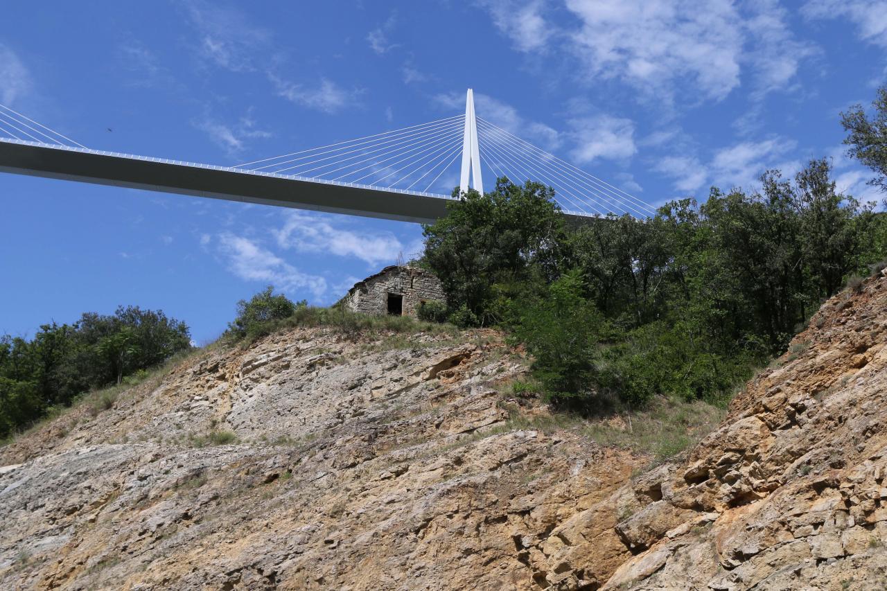 Un tablier, 7 pylônes d'acier et 85000 m3 de béton armé ...