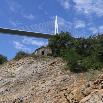 Un tablier, 7 pylônes d'acier et 85000 m3 de béton armé ...