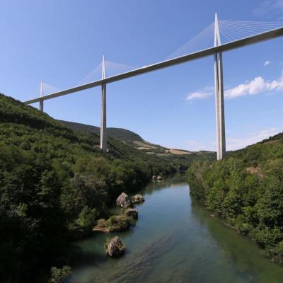 Un tablier, 7 pylônes d'acier et 85000 m3 de béton armé ...