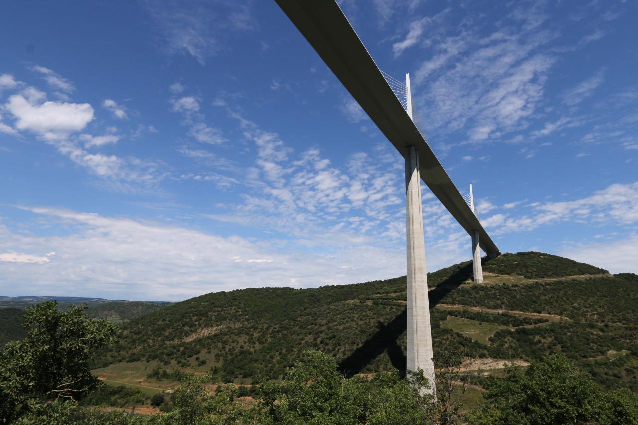 Un tablier, 7 pylônes d'acier et 85000 m3 de béton armé ...