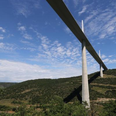 Un tablier, 7 pylônes d'acier et 85000 m3 de béton armé ...