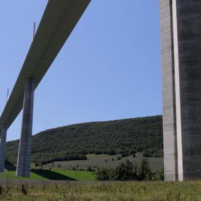 Un tablier, 7 pylônes d'acier et 85000 m3 de béton armé ...