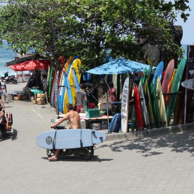 La plage de Batu Bolong (Canggu) très prisée par les surfers